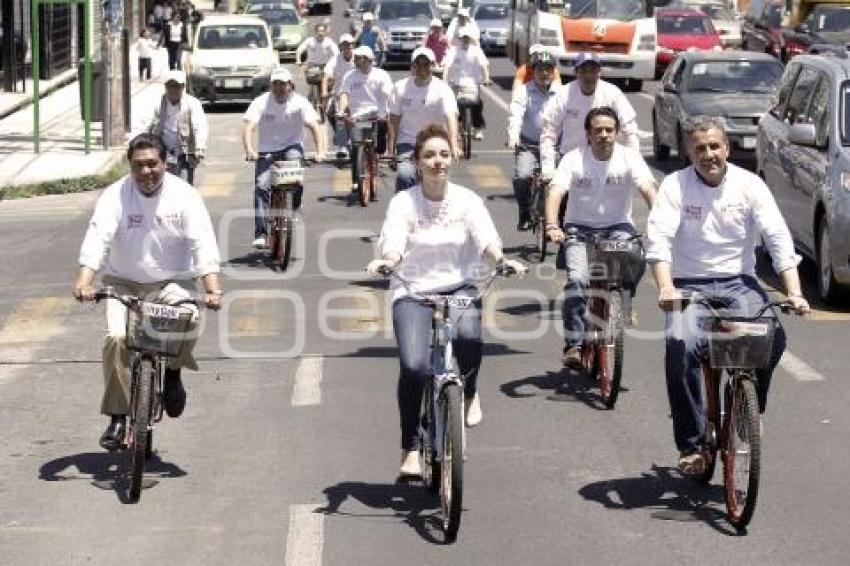FRANCO RODRÍGUEZ Y LAURA BALLESTEROS RECORREN LA 25 PONIENTE EN BICI