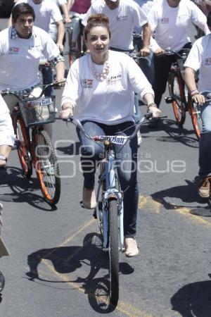 FRANCO RODRÍGUEZ Y LAURA BALLESTEROS RECORREN LA 25 PONIENTE EN BICI