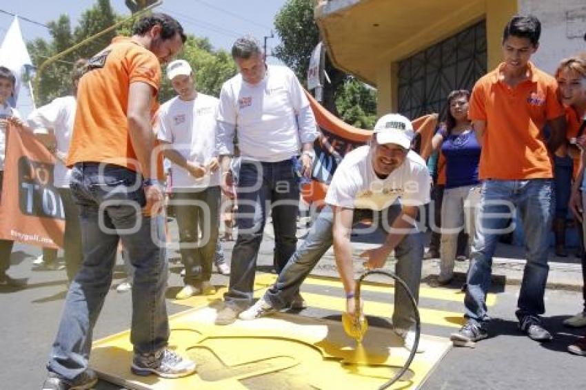 FRANCO RODRÍGUEZ Y LAURA BALLESTEROS REALIZAN PINTA DE CEBRAS