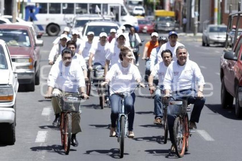 FRANCO RODRÍGUEZ Y LAURA BALLESTEROS RECORREN LA 25 PONIENTE EN BICI