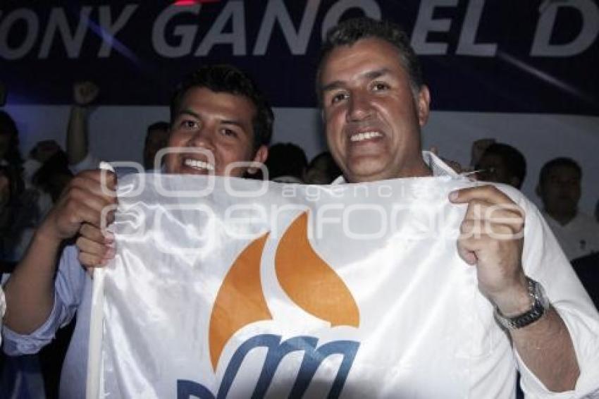 FRANCO RODRÍGUEZ ACOMPAÑÓ A TONY GALI AL TÉRMINO DEL DEBATE