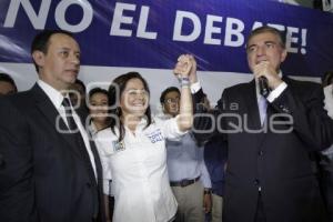 TONY GALI FESTEJA AL TÉRMINO DEL DEBATE