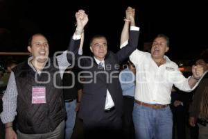 FRANCO RODRÍGUEZ ACOMPAÑÓ A TONY GALI AL TÉRMINO DEL DEBATE