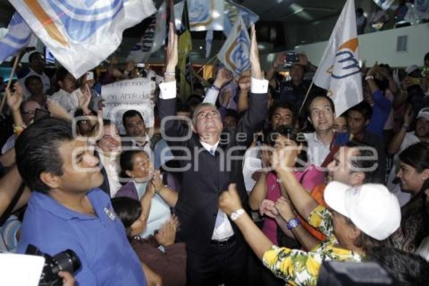 TONY GALI FESTEJA AL TÉRMINO DEL DEBATE