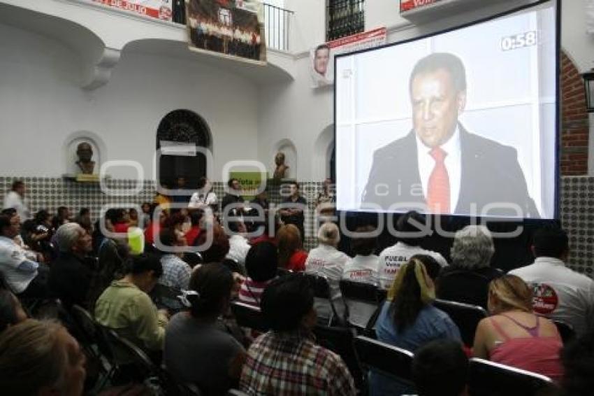 PRIISTAS OBSERVAN EL DEBATE X PUEBLA