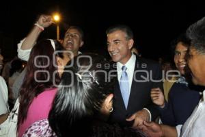 TONY GALI FESTEJA AL TÉRMINO DEL DEBATE