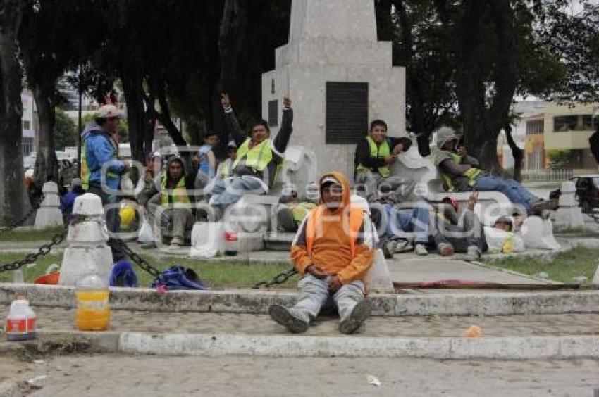 TRABAJADORES DE LA CONSTRUCCIÓN