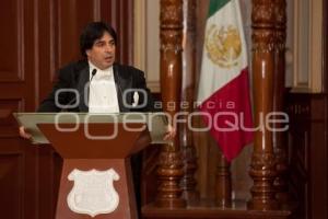 ENTREGAN CÉDULA REAL A SERGIO BERLIOZ