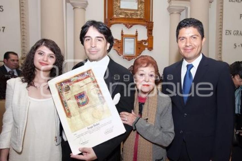 ENTREGAN CÉDULA REAL A SERGIO BERLIOZ