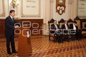 ENTREGAN CÉDULA REAL A SERGIO BERLIOZ