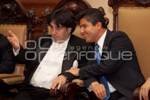 ENTREGAN CÉDULA REAL A SERGIO BERLIOZ
