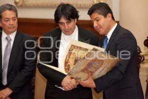 ENTREGAN CÉDULA REAL A SERGIO BERLIOZ