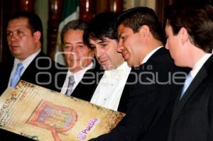 ENTREGAN CÉDULA REAL A SERGIO BERLIOZ