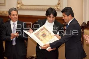 ENTREGAN CÉDULA REAL A SERGIO BERLIOZ