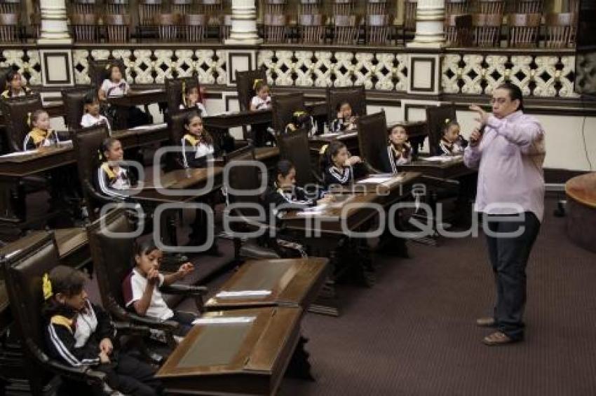ESTUDIANTES VISITAN EL CONGRESO
