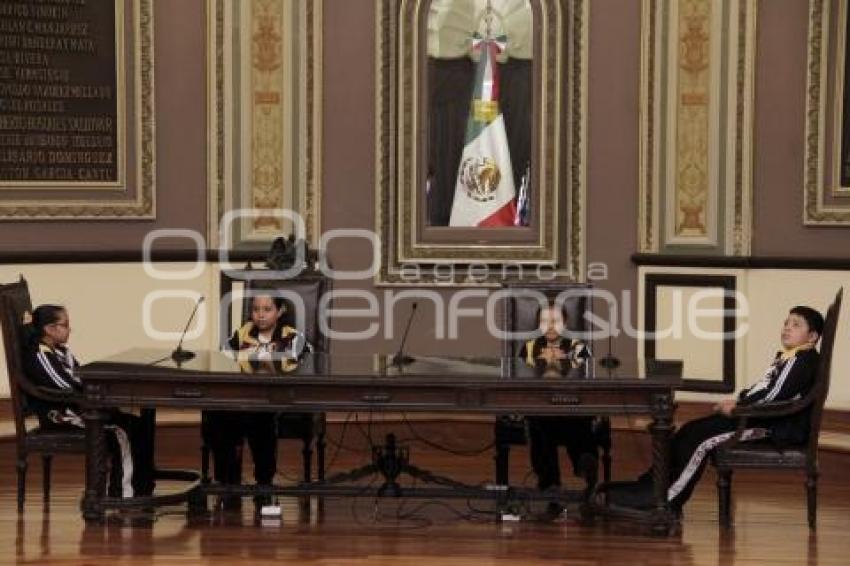 ESTUDIANTES VISITAN EL CONGRESO