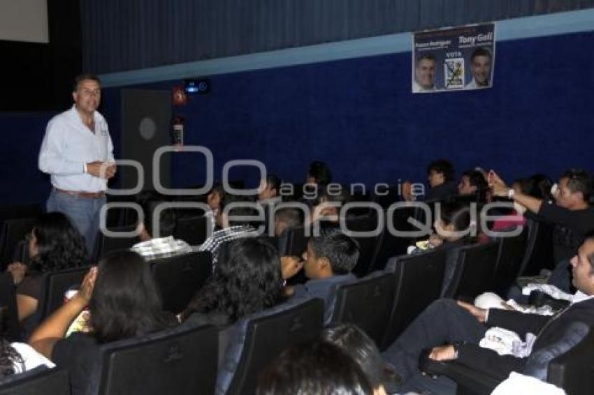 JÓVENES INVITAN AL CINE A FRANCO RODRÍGUEZ