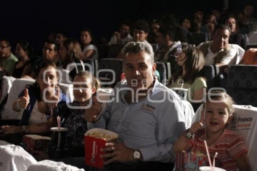 JÓVENES INVITAN AL CINE A FRANCO RODRÍGUEZ