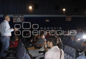 JÓVENES INVITAN AL CINE A FRANCO RODRÍGUEZ