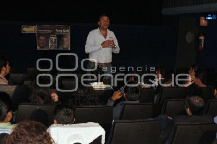 JÓVENES INVITAN AL CINE A FRANCO RODRÍGUEZ