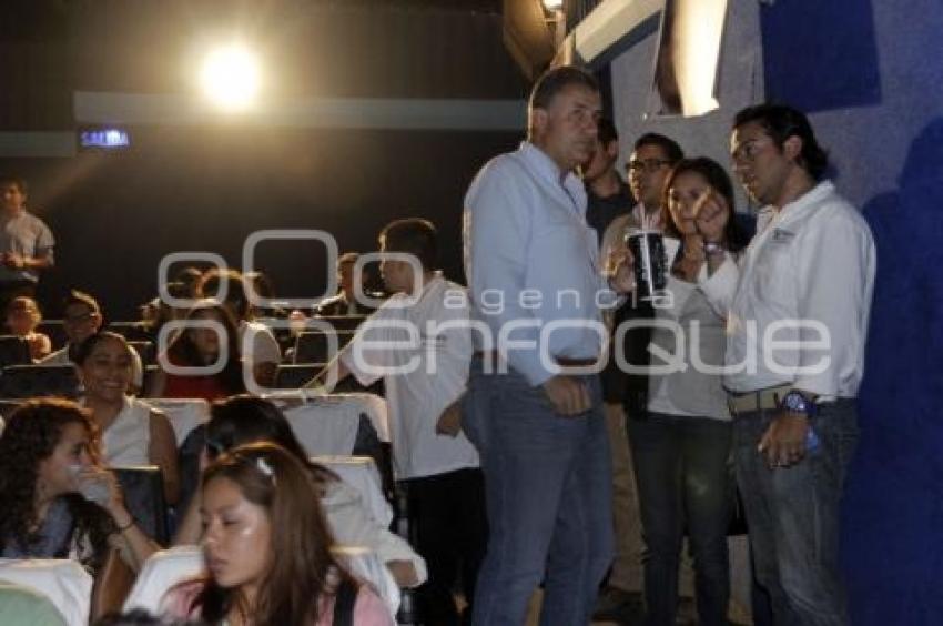 JÓVENES INVITAN AL CINE A FRANCO RODRÍGUEZ