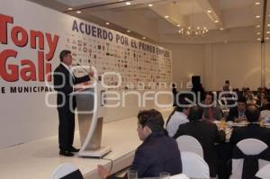 TONY GALI FIRMA ACUERDO POR PRIMER EMPLEO