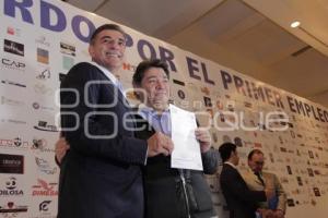 TONY GALI FIRMA ACUERDO POR PRIMER EMPLEO