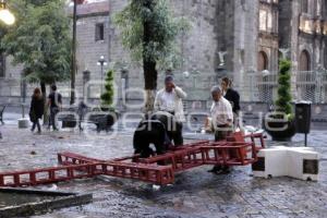 CAE ESCULTURA EN EL ZÓCALO