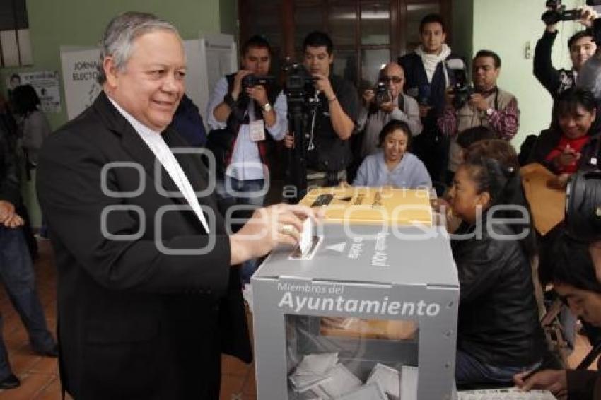 ELECCIONES VOTO ARZOBISPO VÍCTOR SÁNCHEZ