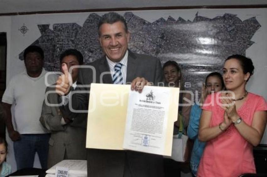 FRANCO RODRÍGUEZ RECIBE CONSTANCIA DE MAYORÍA