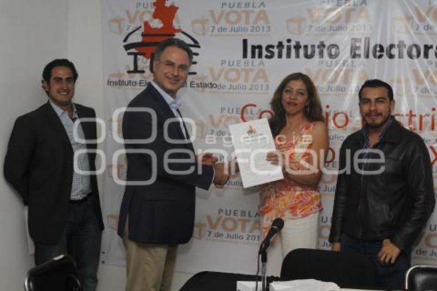 PABLO RODRIGUEZ RECIBE CONSTANCIA DE MAYORIA DIPUTADO ELECTO DISTRITO 14