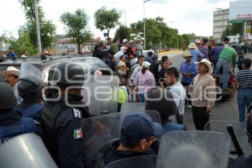 DESALOJAN A MANIFESTANTES DEL IEE