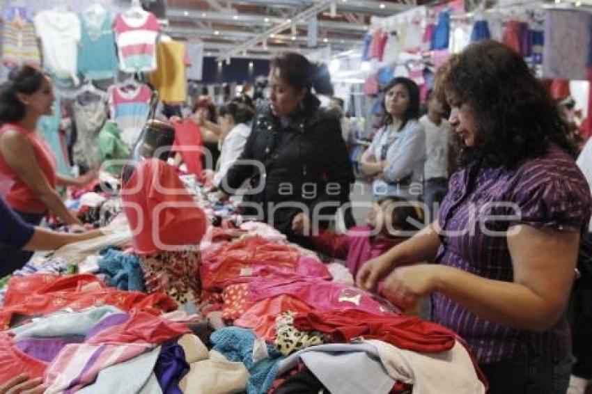 INAUGURACIÓN DEL BAZAR DE LA CÁMARA DEL VESTIDO