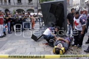 CAE ESTRUCTURA SOBRE TRABAJADOR EN EL ZÓCALO