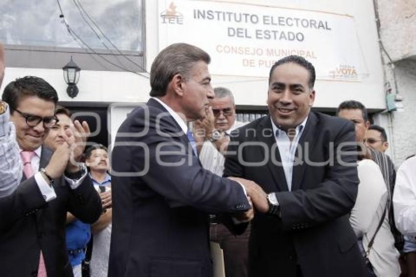 ENTREGA CONSTANCIA DE MAYORIA ANTONIO GALI