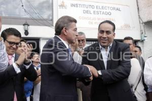 ENTREGA CONSTANCIA DE MAYORIA ANTONIO GALI