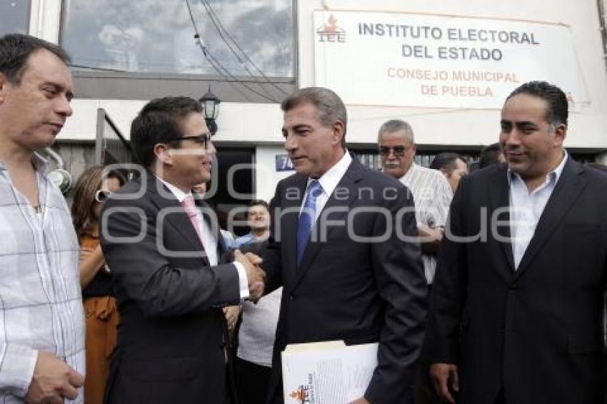 ENTREGA CONSTANCIA DE MAYORIA ANTONIO GALI
