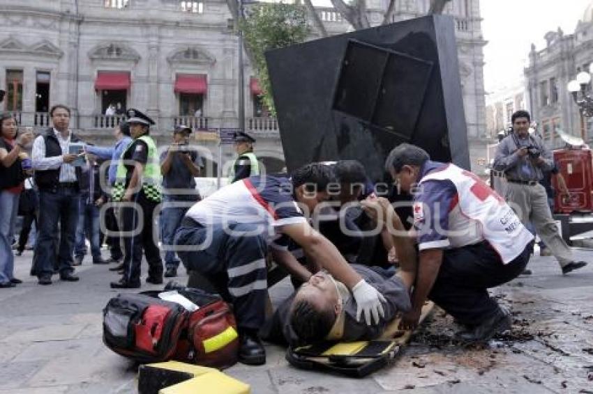 CAE ESTRUCTURA SOBRE TRABAJADOR EN EL ZÓCALO