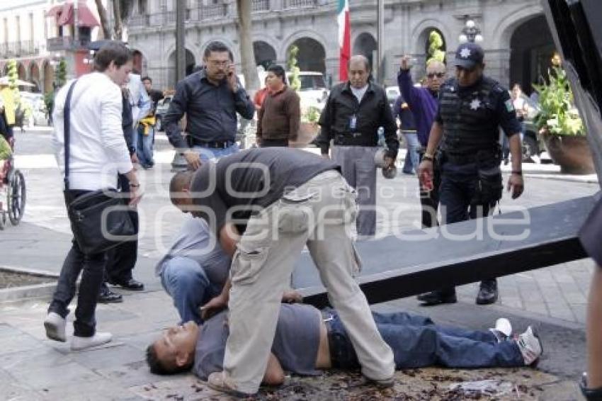 CAE ESTRUCTURA SOBRE TRABAJADOR EN EL ZÓCALO