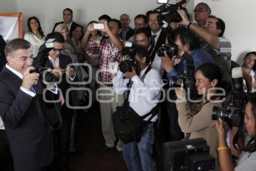 ENTREGA CONSTANCIA DE MAYORIA ANTONIO GALI