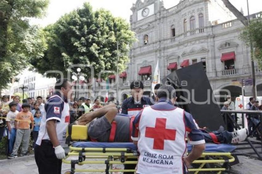 CAE ESTRUCTURA SOBRE TRABAJADOR EN EL ZÓCALO