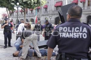 CAE ESTRUCTURA SOBRE TRABAJADOR EN EL ZÓCALO