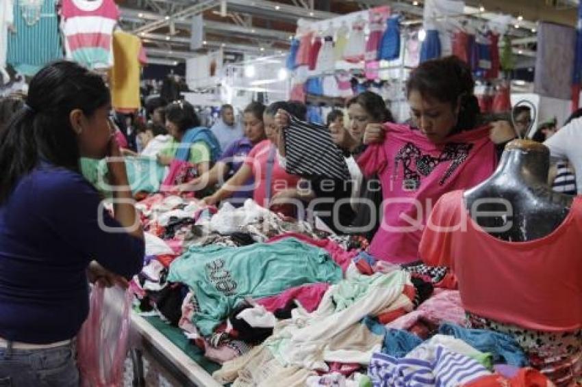 INAUGURACIÓN DEL BAZAR DE LA CÁMARA DEL VESTIDO