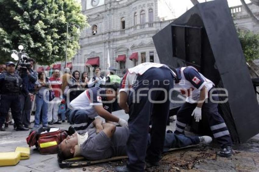 CAE ESTRUCTURA SOBRE TRABAJADOR EN EL ZÓCALO