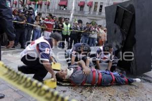 CAE ESTRUCTURA SOBRE TRABAJADOR EN EL ZÓCALO