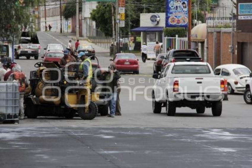 COLOCAN SELLO EN PAVIMENTO DE LA 26 NORTE