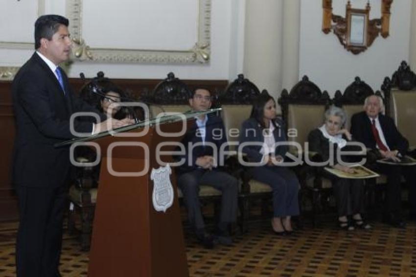 ENTREGA CEDULA REAL A LUIS H. ÁLVAREZ