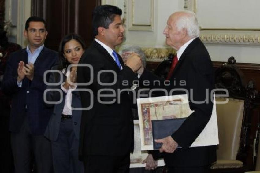 ENTREGA CEDULA REAL A LUIS H. ÁLVAREZ