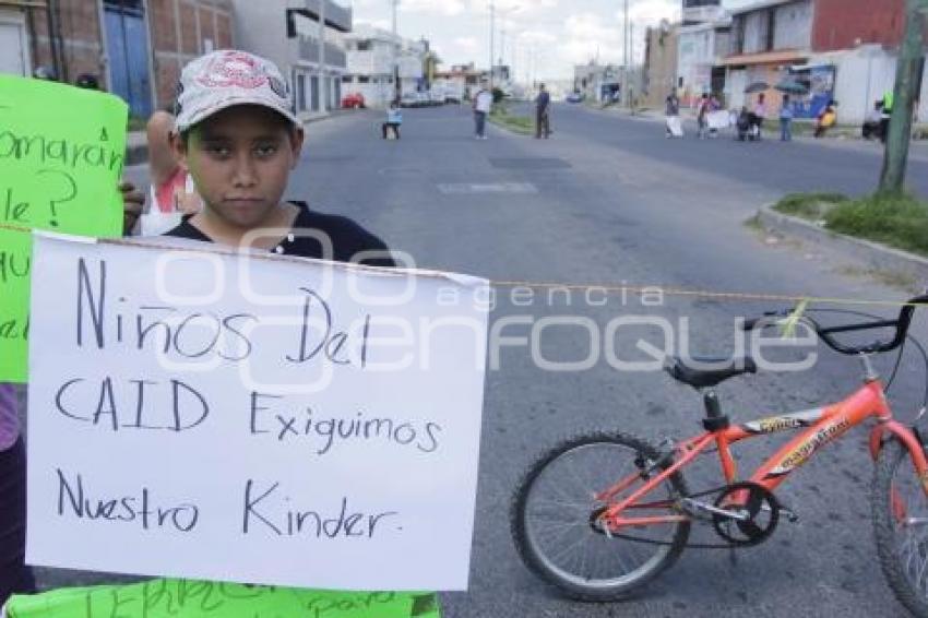 MANIFESTACIÓN PADRES DE FAMILIA POR CIERRE CAIC