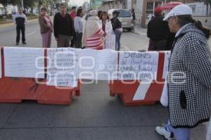 MANIFESTANTES CIERRAN CALZADA ZARAGOZA